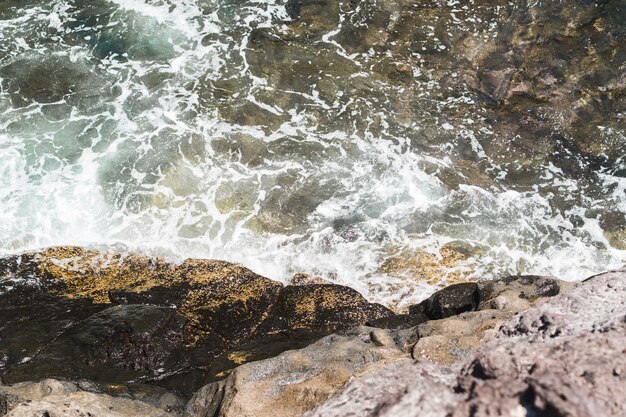 Cerca de agua ondulada en la playa