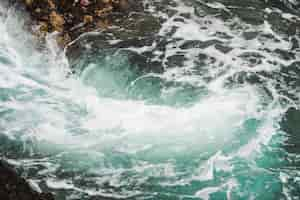 Foto gratuita cerca del agua oscura y ondulada con hidromasaje