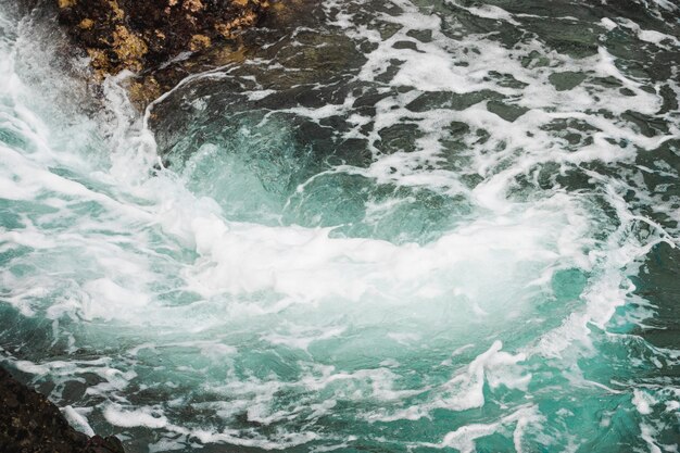 Cerca del agua oscura y ondulada con hidromasaje