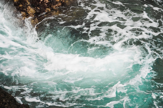 Cerca del agua oscura y ondulada con hidromasaje