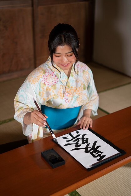 De cerca al maestro haciendo caligrafía japonesa, llamado shodo