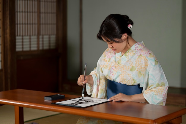 De cerca al maestro haciendo caligrafía japonesa, llamado shodo