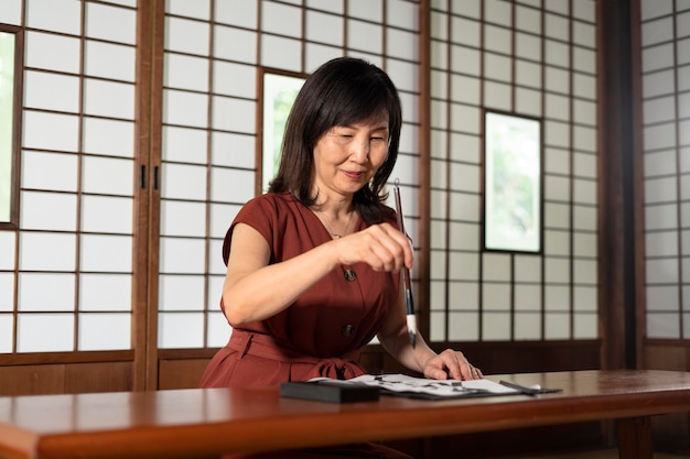 De cerca al maestro haciendo caligrafía japonesa, llamado shodo