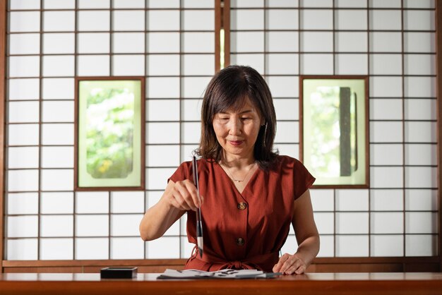 De cerca al maestro haciendo caligrafía japonesa, llamado shodo