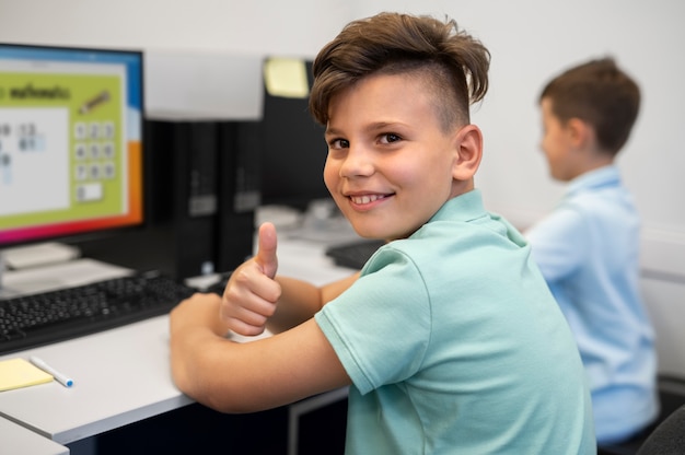 Foto gratuita de cerca al niño mientras tiene una clase de educación tecnológica