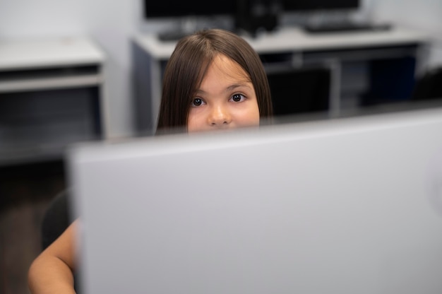 Foto gratuita de cerca al niño mientras tiene una clase de educación tecnológica