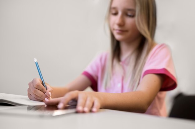 De cerca al niño mientras tiene una clase de educación tecnológica