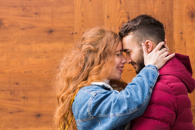 Foto gratuita cerca de alegre pareja romántica