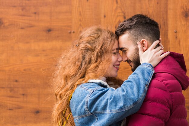 Cerca de alegre pareja romántica