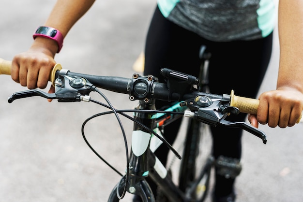 Cerca de alguien en bicicleta