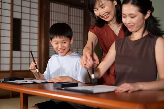 De cerca a los alumnos haciendo caligrafía japonesa, llamada shodo