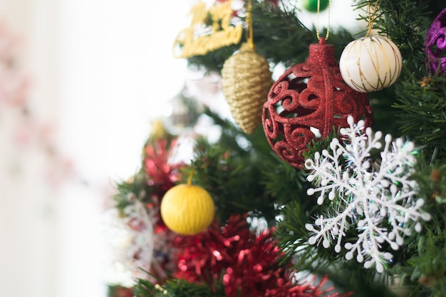 Cerca del árbol de Navidad con decorar
