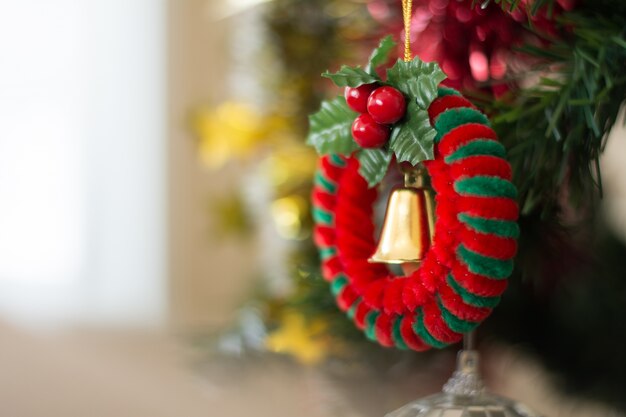 Cerca del árbol de Navidad con decorar