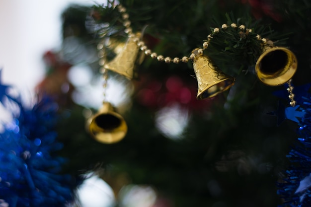 Cerca del árbol de Navidad con decorar