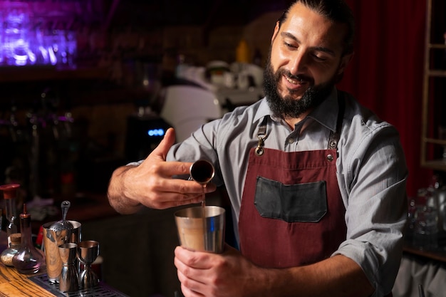 Foto gratuita cerca de barman y coctelera