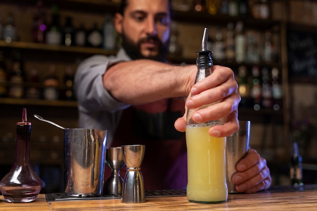 Foto gratuita cerca de barman y coctelera