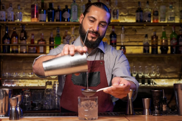 Foto gratuita cerca de barman y coctelera