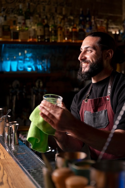 Foto gratuita cerca de barman y coctelera