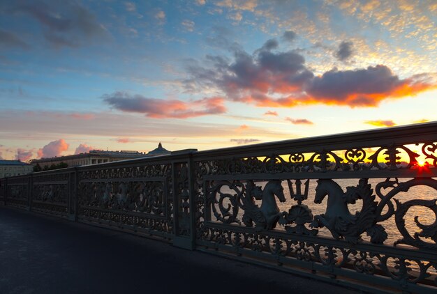 Cerca de Blagoveshchensky puente en la mañana