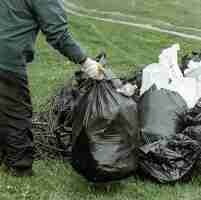 Foto gratuita cerca de bolsas de basura llenas de basura después de limpiar el medio ambiente