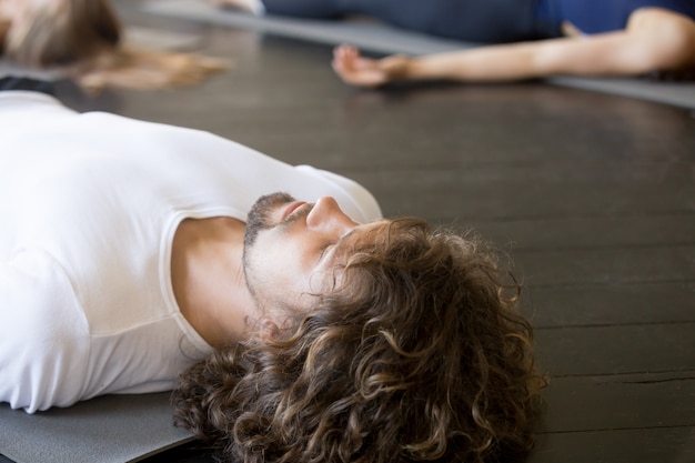 Foto gratuita cerca de la cabeza masculina, savasana plantean