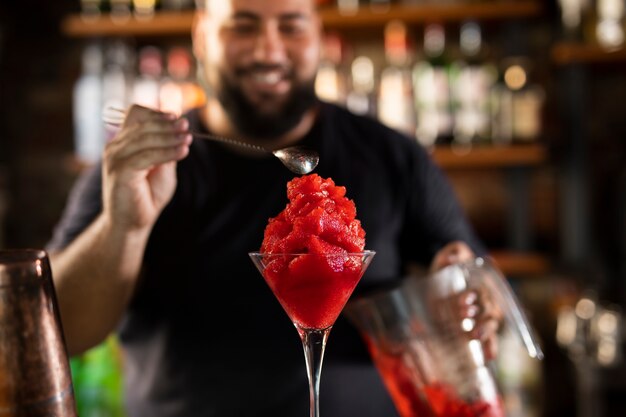 Cerca de camarero creando una deliciosa bebida