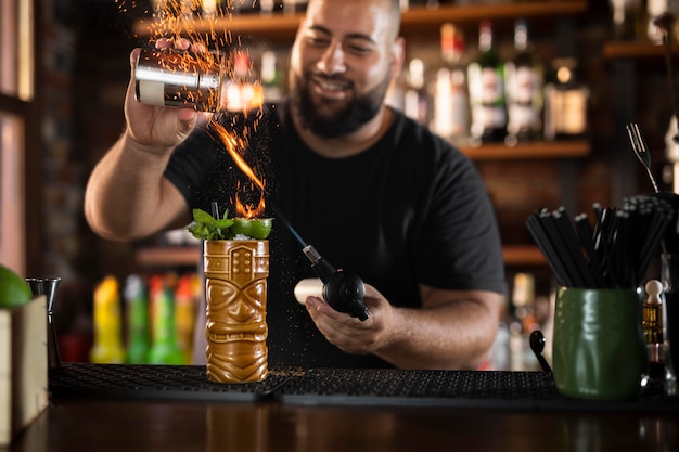 Cerca de camarero creando una deliciosa bebida