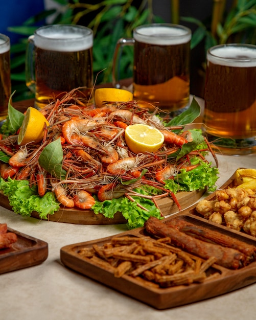 Cerca de camarones fritos servidos con otros aperitivos de cerveza