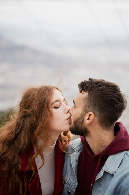 Cerca de cariñosa pareja besándose