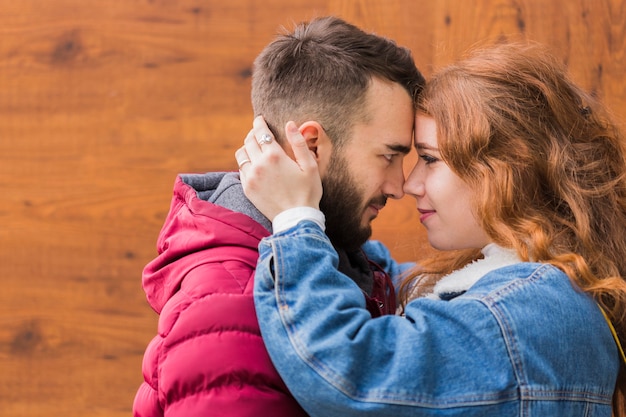 Foto gratuita cerca de cariñosa pareja joven