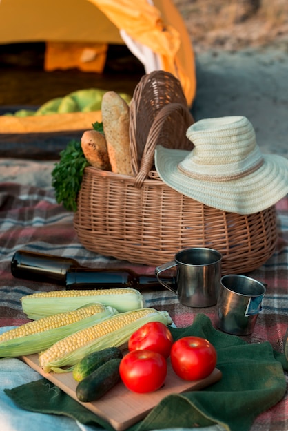 Cerca de la cesta de picnic con comida
