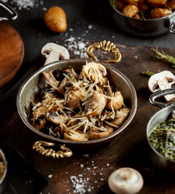 Cerca de champiñones salteados con parmesano