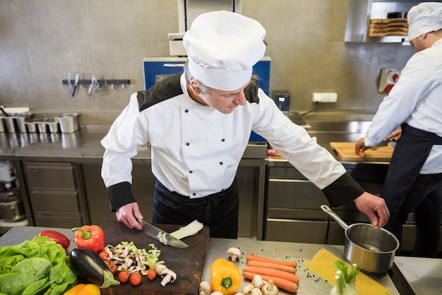 Cerca de chef cocinando en la cocina del restaurante