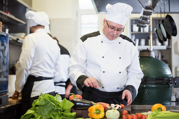 Cerca de chef cocinando en la cocina del restaurante