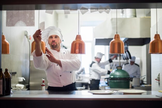 Cerca de chef cocinando en la cocina del restaurante