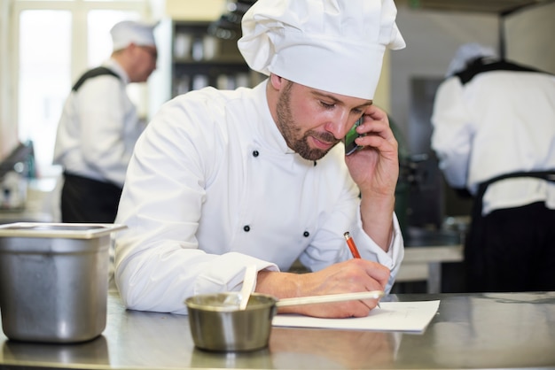 Cerca de chef cocinando en la cocina del restaurante