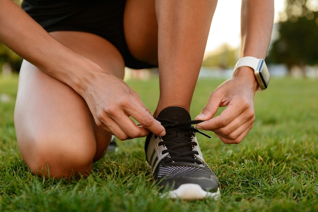 Foto gratuita cerca de chica fitness atar sus cordones