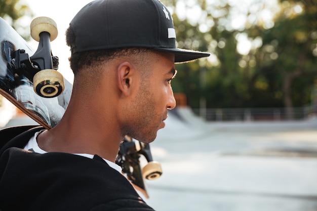 Foto gratuita cerca de un chico adolescente masculino con patineta