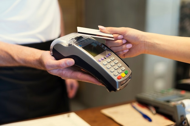 Cerca del cliente pagando con tarjeta de crédito