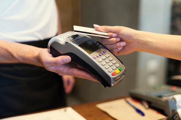 Cerca del cliente pagando con tarjeta de crédito