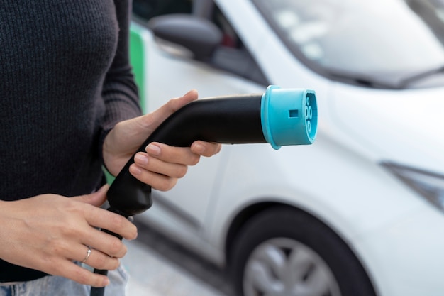 Foto gratuita cerca de coche eléctrico en francia