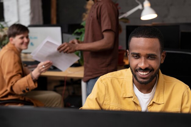 Cerca de colegas que trabajan en la computadora