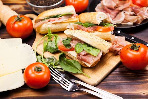 Cerca de comida sana y deliciosa en la mesa de madera