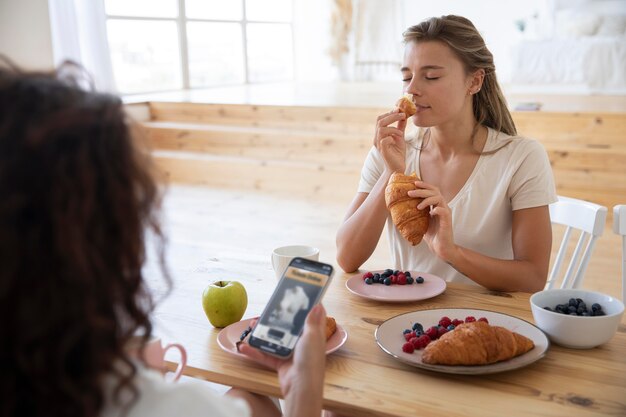 Cerca de compañeros de cuarto comiendo juntos