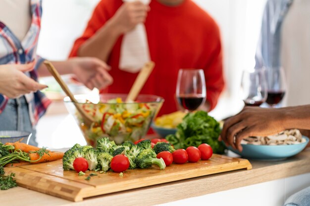 Cerca de compañeros de habitación haciendo ensalada