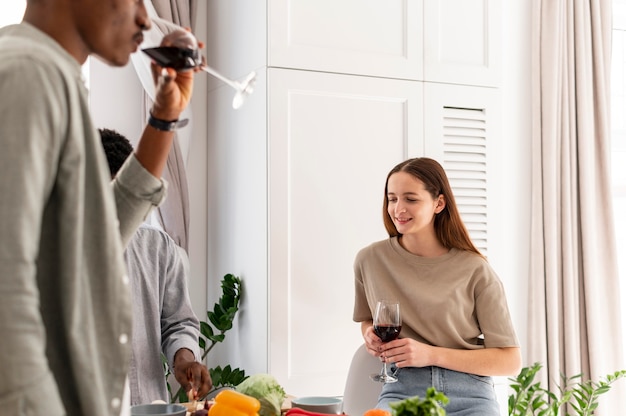 Foto gratuita cerca de compañeros de piso bebiendo vino