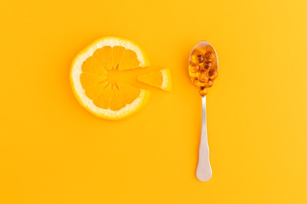 Foto gratuita de cerca los complementos alimenticios con naranja