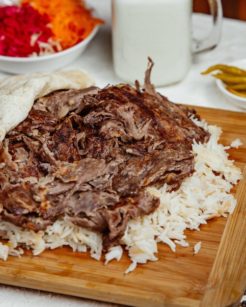 Foto gratuita cerca de cordero doner kebab con arroz y pan plano