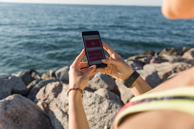 Cerca de un corredor de fitness femenino que sigue su progreso