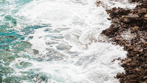 Cerca de la costa rocosa con agua cristalina.